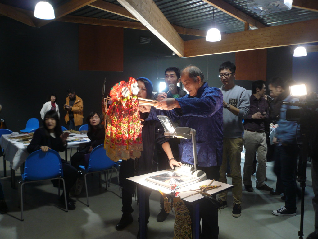 M. WU Shengping projète les ombres de plusieurs marionnettes