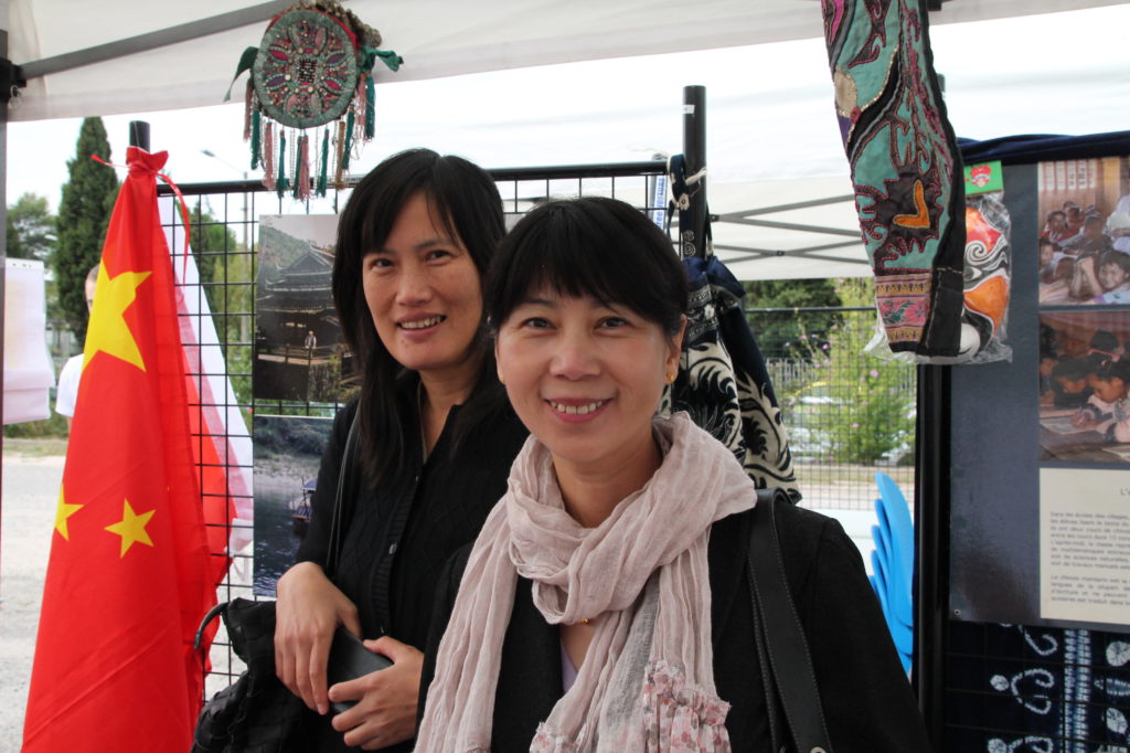 Mme Wang Wen et Mme Shi Xiao sur le stand du département de chinois