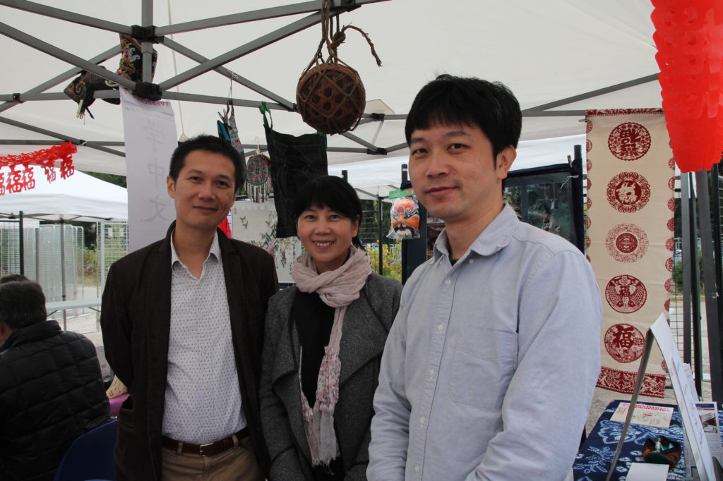 Les enseignants de chinois, animateurs d'un jour: M. Lo Shih-lung, Mme Shi Xiao et M. Ma Jun